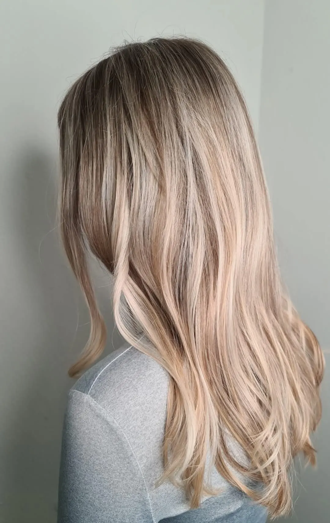 Lang blond haar met highlights en toner, van achteren gezien